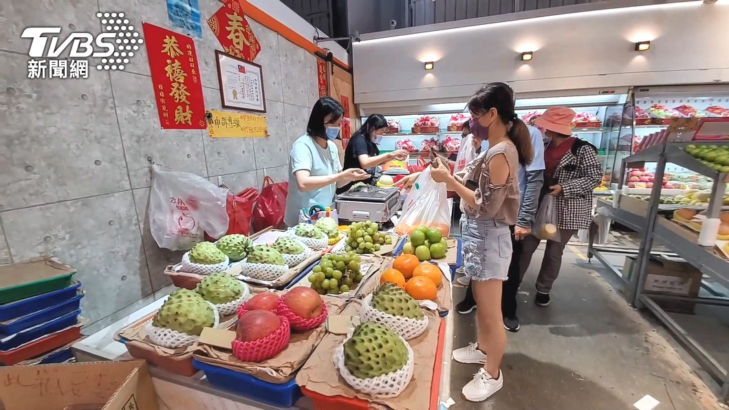 水果攤都會販售各式各樣的水果。（圖／TVBS）