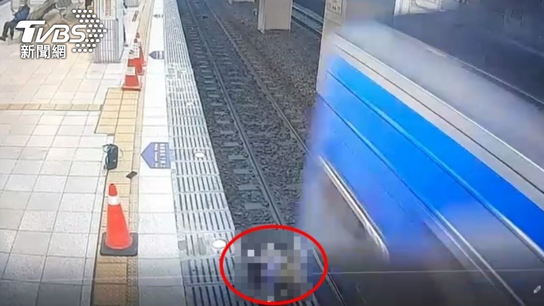 女子落軌後一秒列車進站。（圖／TVBS）