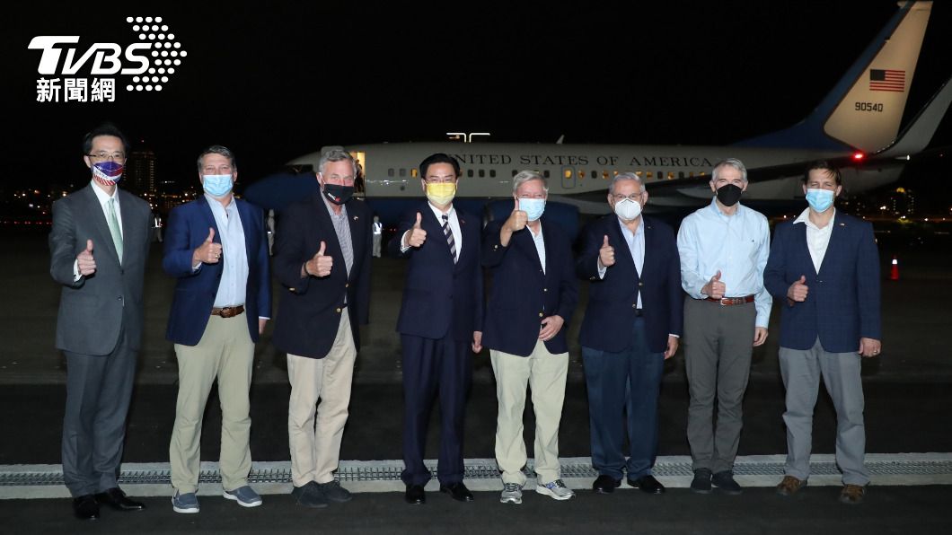 美國訪問團飛抵台灣，吳釗燮接機。（圖／TVBS）