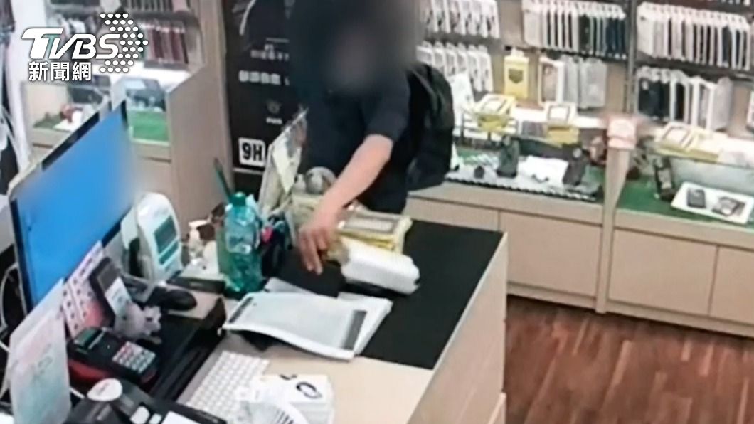 董嫌在店家偷手機，過程全被監視器拍下。（圖／TVBS）