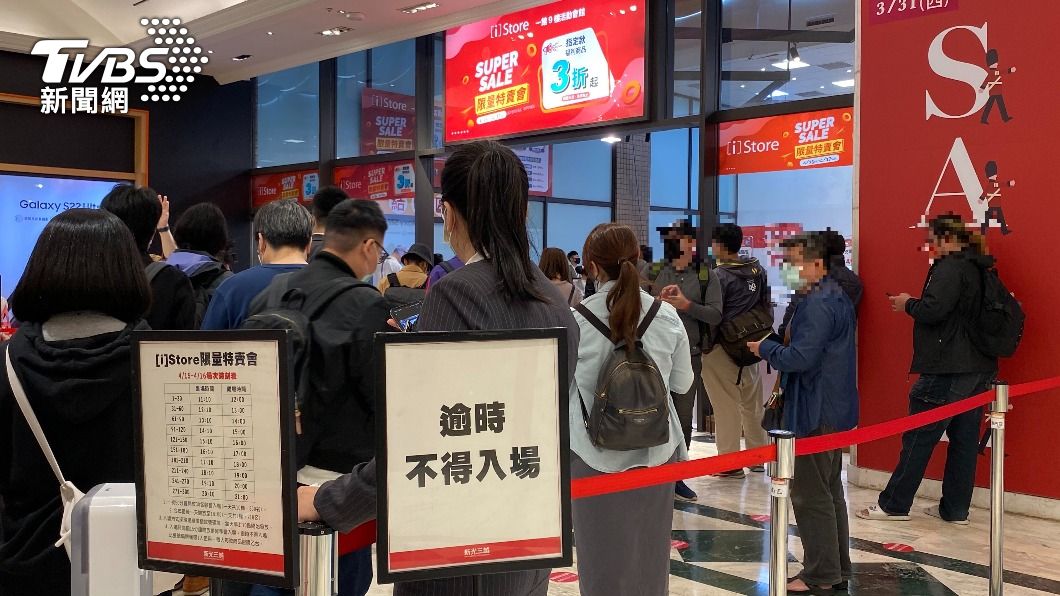 新光三越南西店舉辦蘋果特賣會。（圖／TVBS）