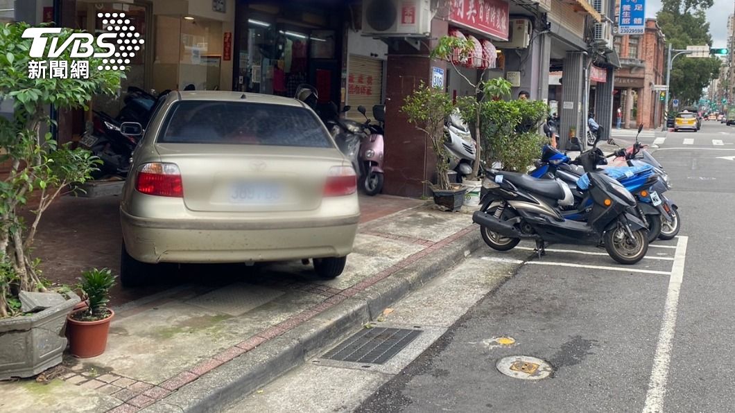老翁為了停路邊停車格不慎暴衝。（圖／TVBS）