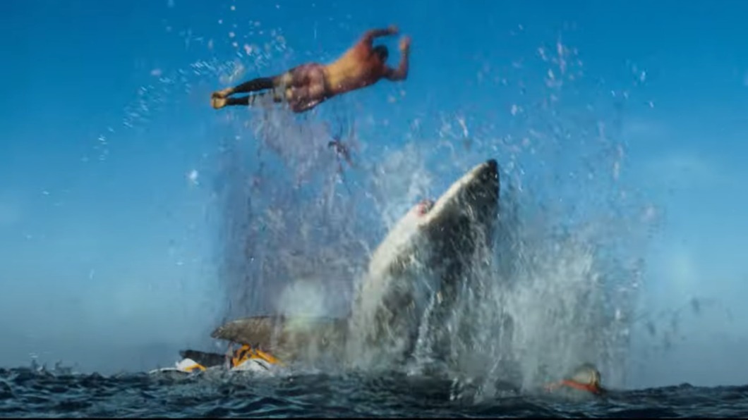 最新驚悚電影《鯊顫》大尺度預告曝光。（圖／翻攝電影《鯊顫》預告）