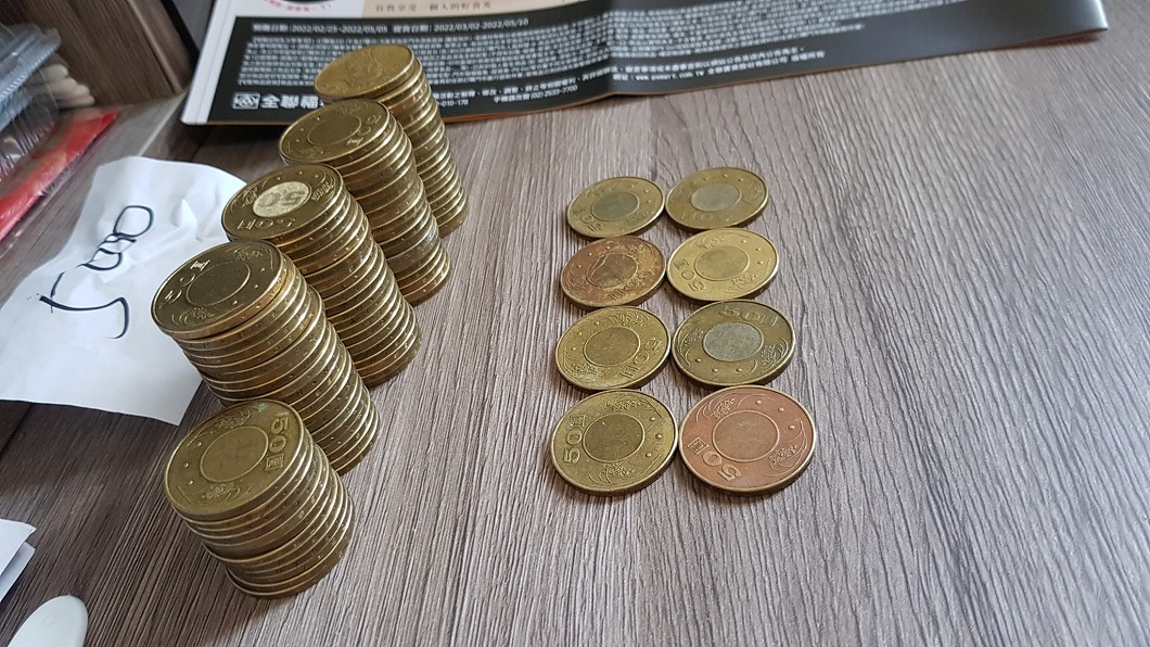 有網友分享日前到郵局換50元硬幣發現其中8枚是假的。（圖／翻攝自爆怨公社）