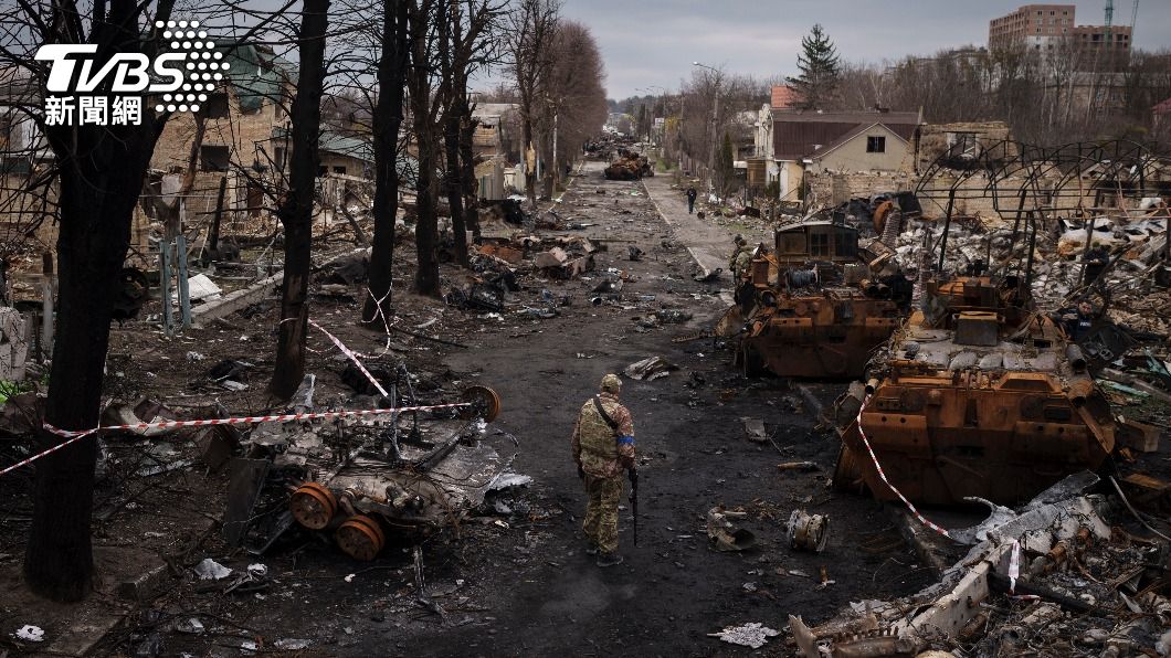 烏克蘭遭俄軍轟炸，城市街道淪廢墟。（圖／達志影像美聯社）