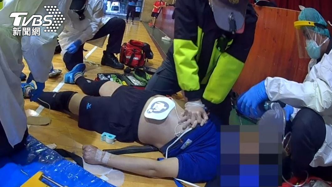 消防人員緊急施作CPR和電擊。（圖／TVBS）