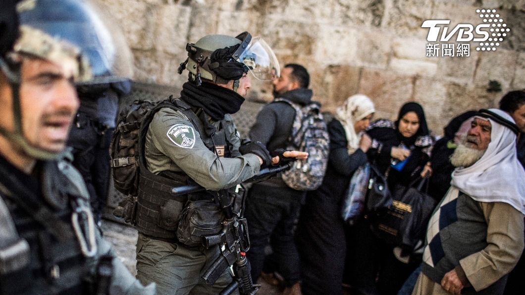 巴勒斯坦人與以色列鎮暴警察，在耶路撒冷艾格撒清真寺爆發衝突。（圖／達志影像美聯社）