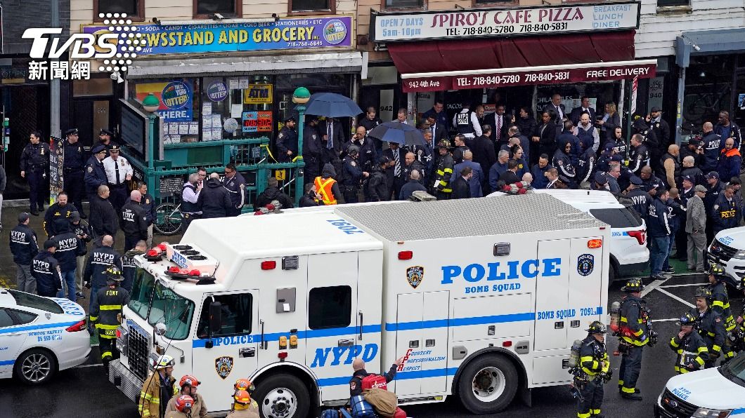 紐約地鐵槍擊發生當下周遭一片混亂。（圖／達志影像美聯社）