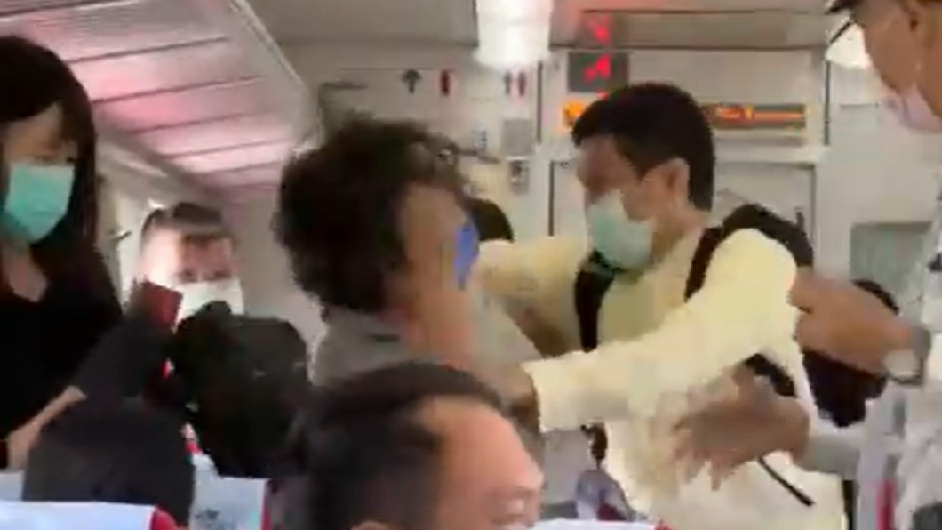 2男自強號列車上扭打。（圖／翻攝自台灣便當管理局-附屬鐵路部）