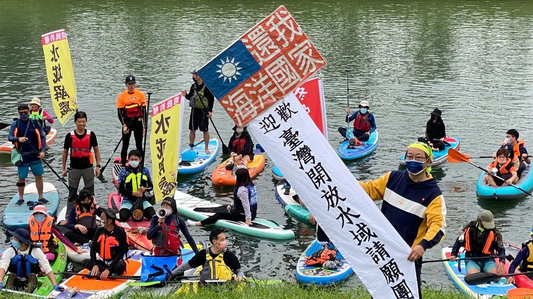 不滿宜蘭水域活動申請制 開水聯盟下水陳抗(圖/開水聯盟提供)