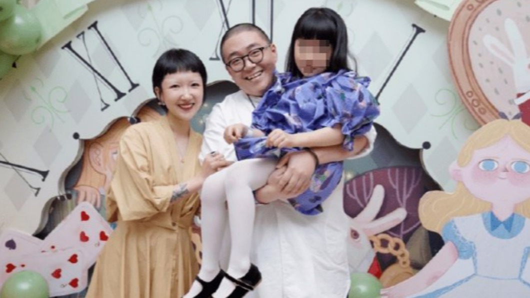 郝劭文抱著林寧瑞7歲女兒，3人開心合影。（圖／翻攝自微博）