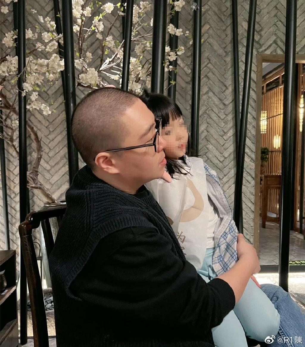 郝劭文大陸領證結婚升格人夫 甜吻老婆曬「紅色小本本」│TVBS新聞網