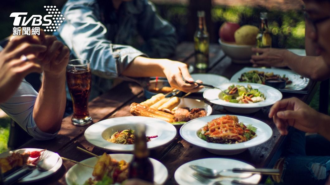 疫情再度升溫，民眾的在外用餐的信心指數也大受影響。（示意圖／shutterstock達志影像）