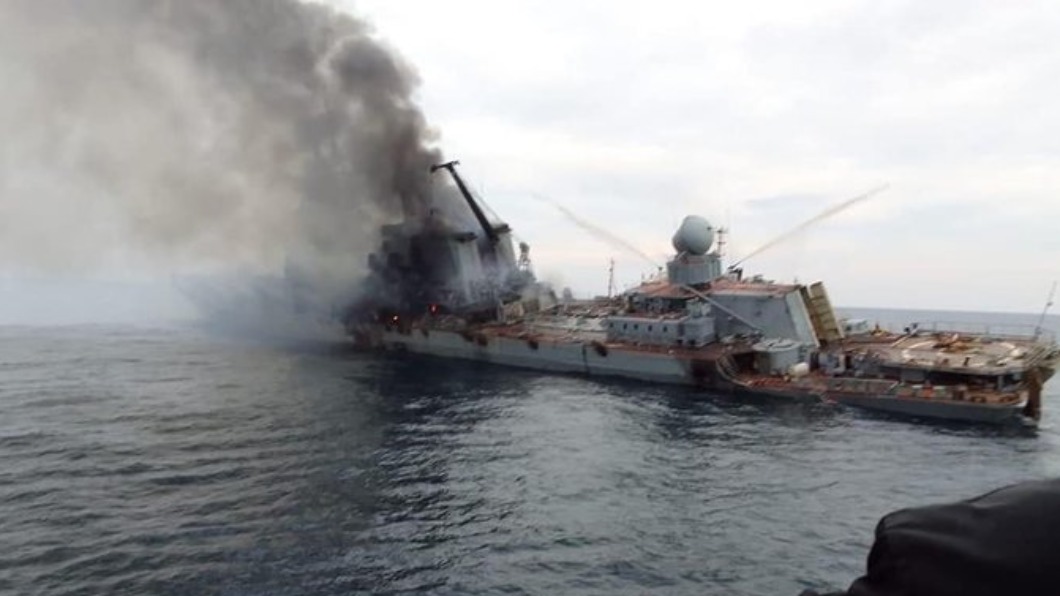 一張疑為莫斯科號被擊沉的照片在網路上流傳，但其真實性尚未被查證。（圖／翻攝自Ukraine Weapons Tracker推特）