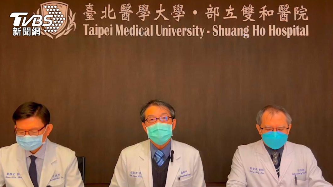 左：劉燦宏醫療副院長、中：程毅君院長、右：郭雲鼎小兒神經科主任