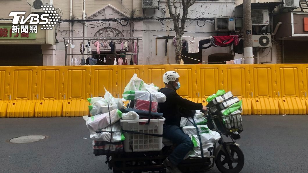 上海因封控導致許多地區物流被限制通行。（圖／達志影像美聯社）