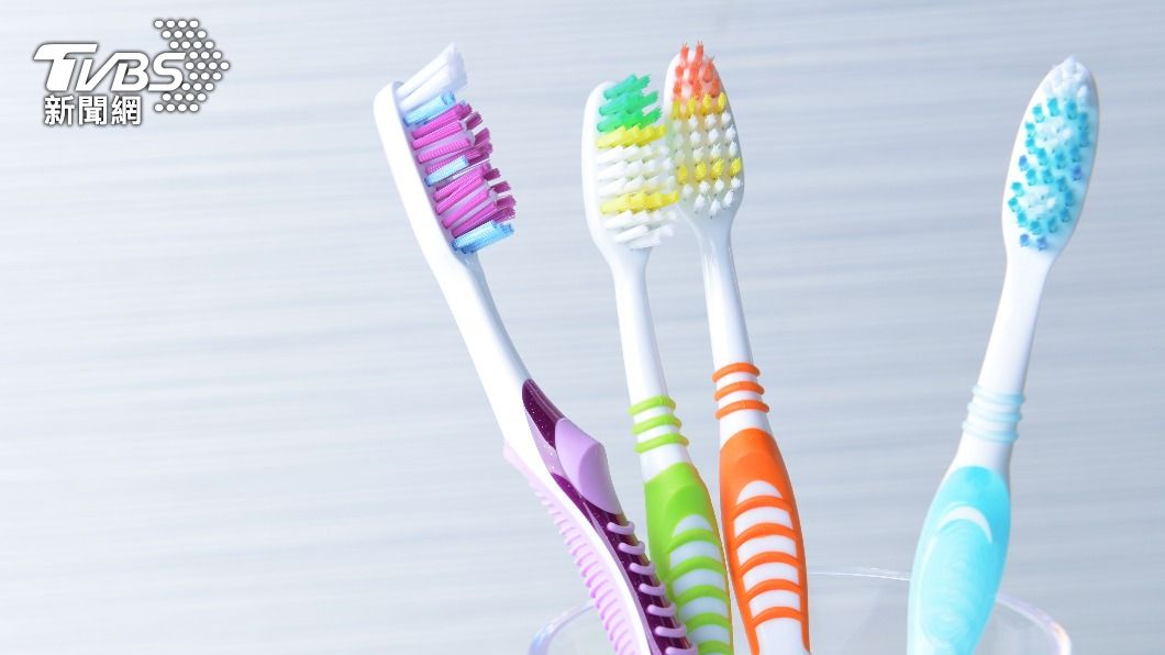 你知道牙刷毛的顏色其實有特殊功能嗎？（示意圖／shutterstock達志影像）