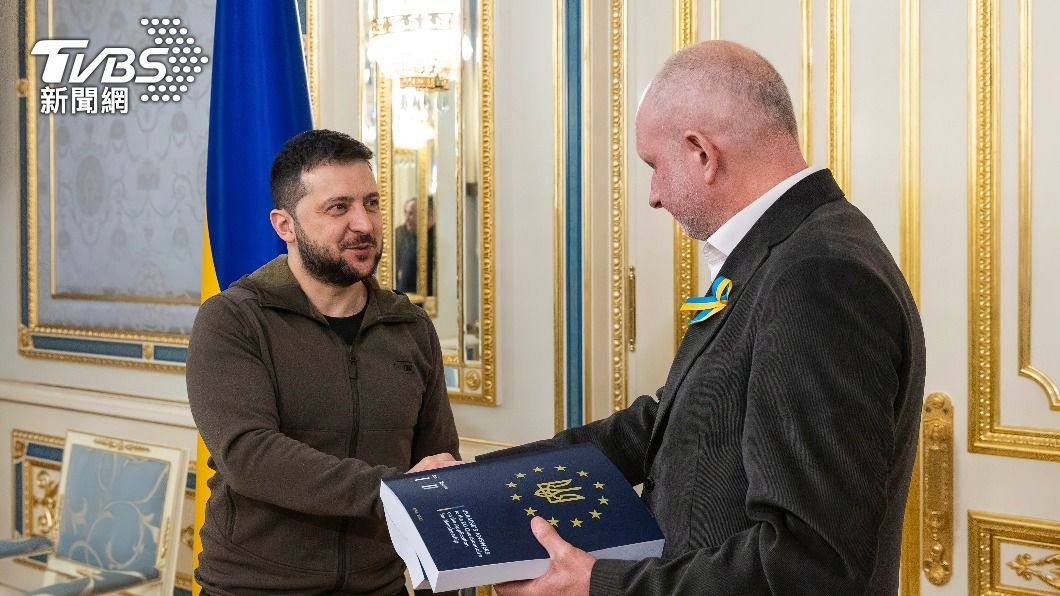 澤倫斯基將問卷交給歐盟駐烏克蘭大使。（圖／達志影像美聯社）