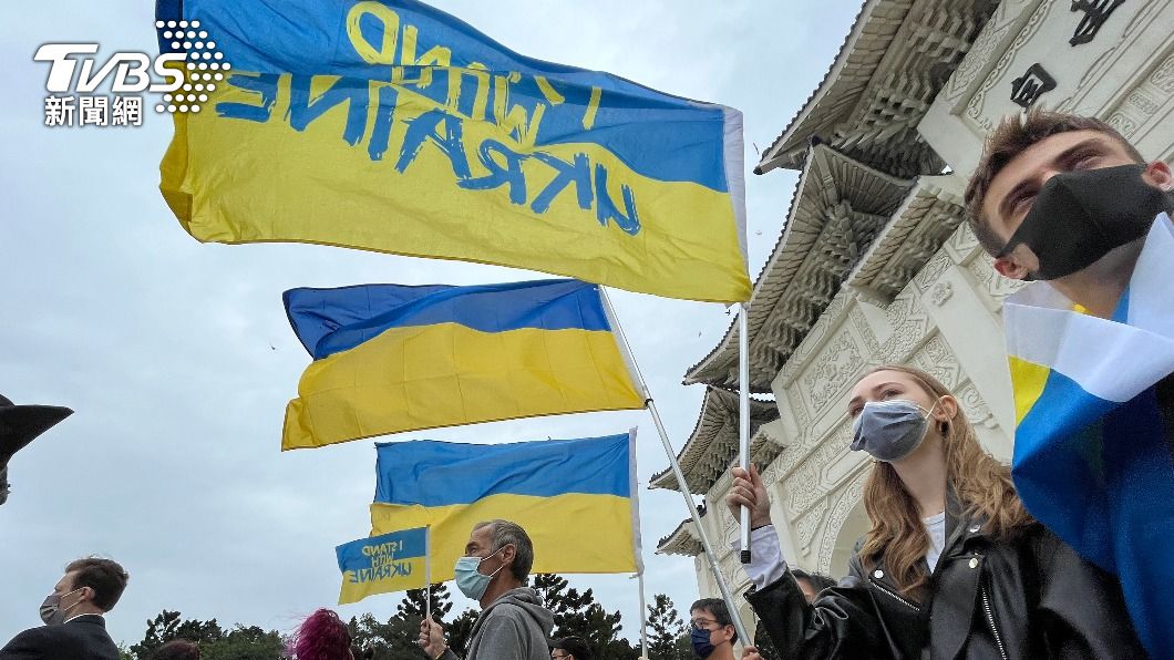 在台烏克蘭人17日在自由廣場抗議俄軍暴行。（圖／中央社）
