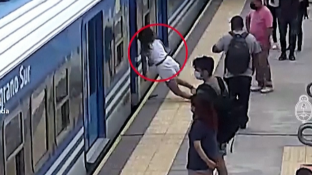 阿根廷女在列車進站時墜入月台縫隙。（圖／翻攝自推特@CTVNews）