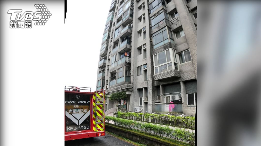 男子疑更換瓦斯時遭燙傷，警消到場搶救。（圖／TVBS）