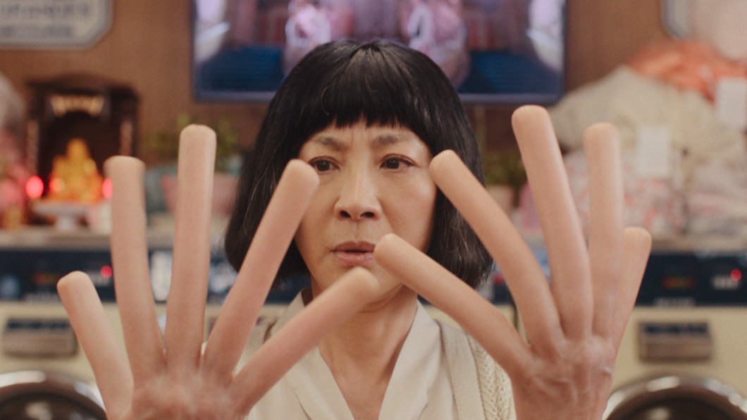 楊紫瓊在《媽的多重宇宙》中扮成熱狗手。（圖／台北双喜電影提供）