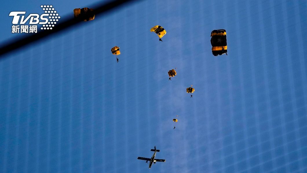 美國陸軍表演跳傘，結果竟意外導致附近的國會大廈緊急撤離。（圖／達志影像美聯社）