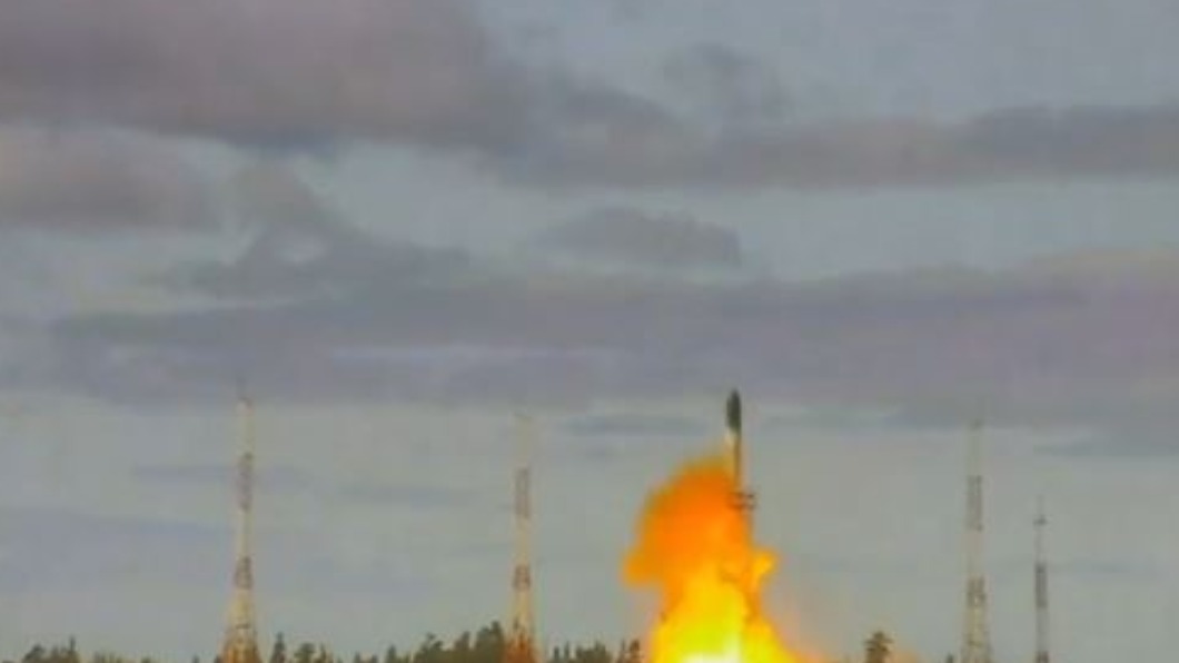 俄羅斯試射一枚可攜帶核武的新洲際彈道飛彈。（圖／翻攝自 Angry Staffer　Twitter）