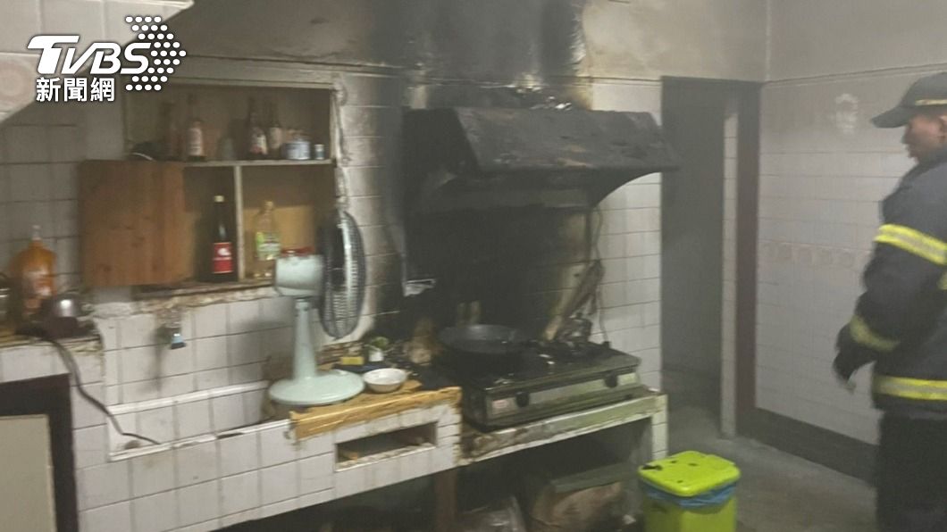 廚房已燒得焦黑。（圖／TVBS）