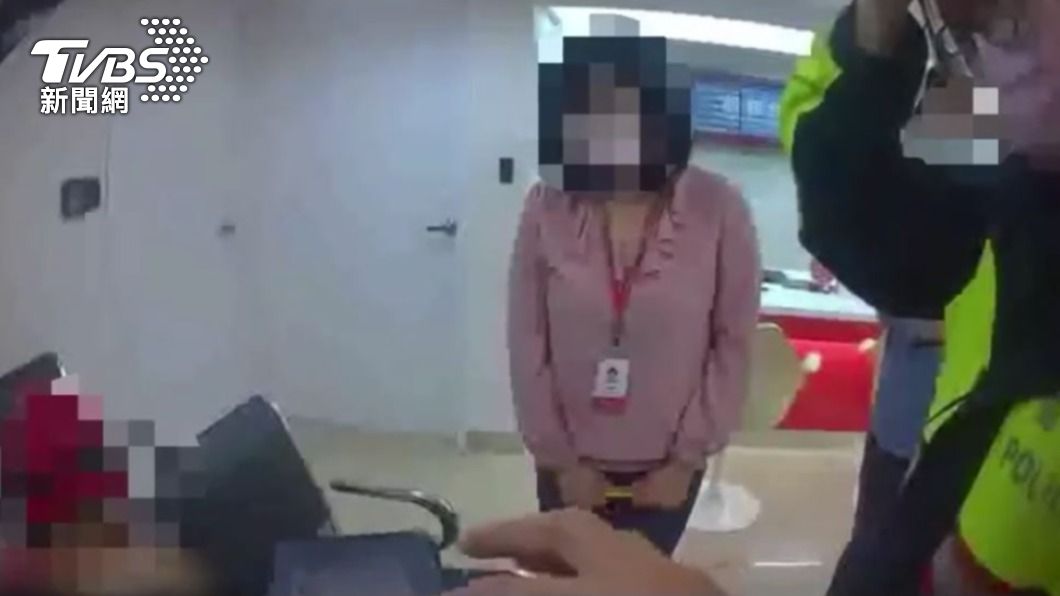 銀行員驚覺婦人遭詐，及時通知警方到場。（圖／TVBS）