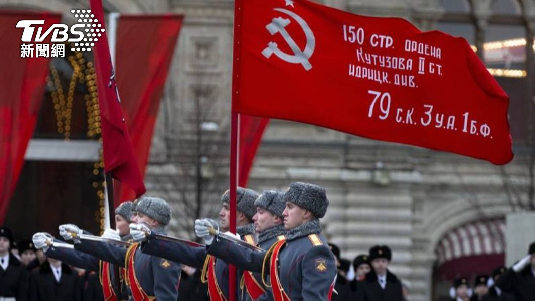 俄軍的紅色勝利旗繪有蘇聯錘子和鐮刀圖案。（圖，非當事畫面／達志影像美聯社）