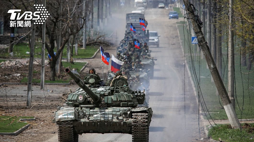 俄軍出現在馬立波街頭。（圖／達志影像路透社）
