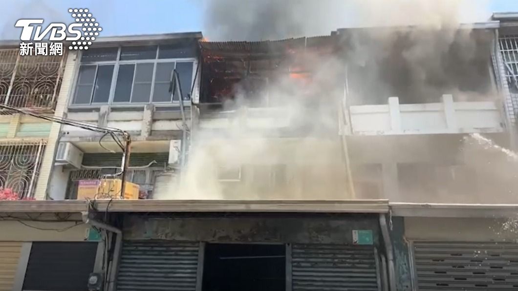 台南西門路民宅起火。（圖／TVBS）