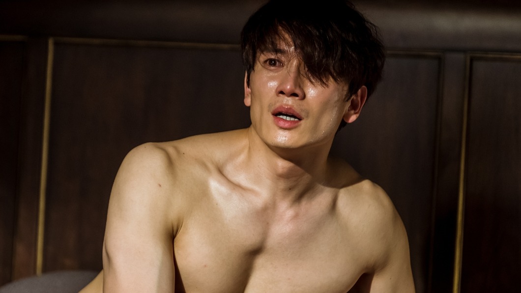 池晟在八大韓劇中用盡全力緊繃全身肌肉表演，最後整個人虛脫累癱。（圖／八大電視提供）