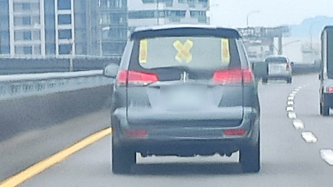 民眾驚見前車貼有4張符咒。（圖／翻攝自爆系知識家）