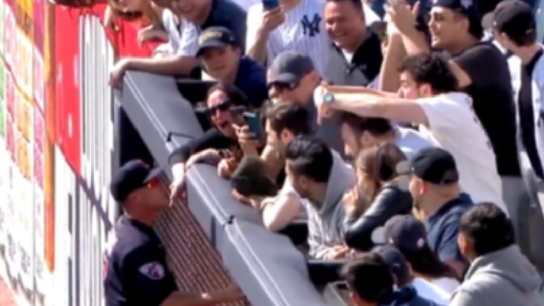 守護者中外野手史卓爬上牆與出言奚落的洋基球迷對罵。（圖／翻攝自推特）