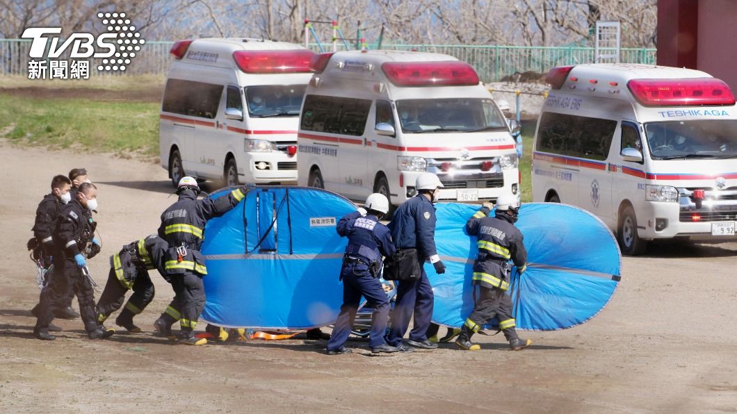日本海警今天早上尋獲7名疑似船難人員，在轉移時使用隔板遮掩，未公開人員身體情況。（圖／達志影像路透社）
