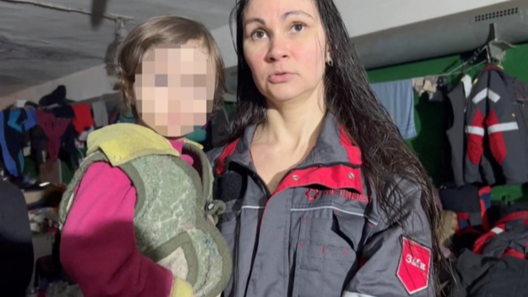 烏克蘭南部城市馬立波婦孺在鋼鐵廠躲避俄羅斯空襲已2個多月。（圖／翻攝自推特）