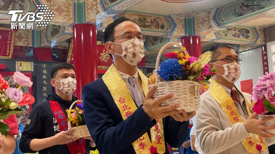 國民黨主席朱立倫今（24日）到台北松山慈惠堂參加祈福法會。（圖／國民黨提供）