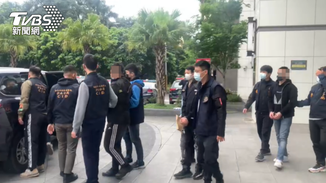 警方掃蕩竹聯幫明仁會，逮捕13名成員。（圖／TVBS）