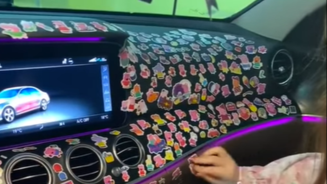 網友的車被貼滿佩佩豬貼紙。（圖／翻攝自爆廢公社二館）