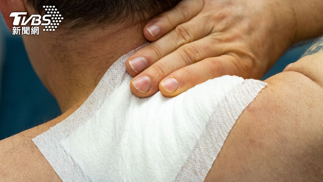 錯誤使用痠痛貼布可能導致皮膚發炎。（示意圖／shutterstock達志影像）