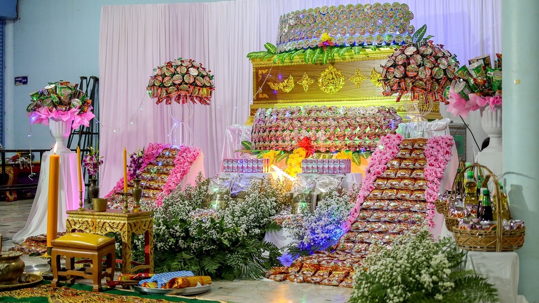 泰國一名老翁過世家屬幫他舉辦一場超特別的喪禮。（圖／翻攝自臉書ข่าวประเด็นเด็ดทั่วไทย）