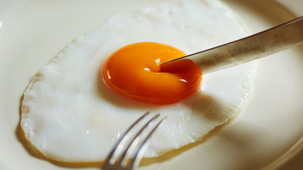 日本網站曝半熟太陽蛋完美煎法。（圖／翻攝自食楽WEB）