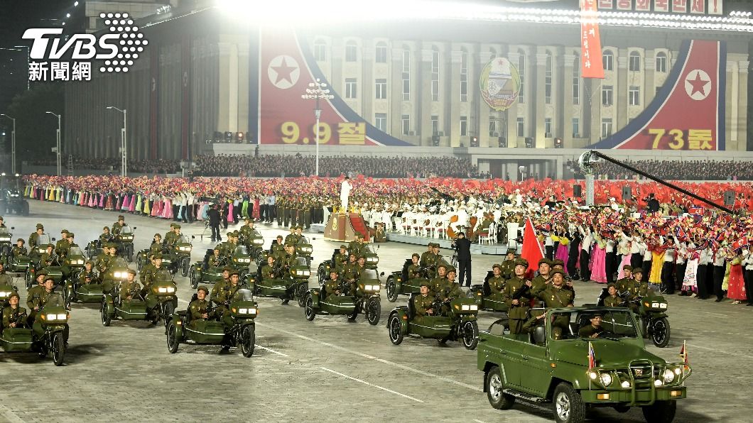 北韓昨晚舉行有史以來規模最大一次的閱兵式。（示意圖，北韓去年閱兵畫面／達志影像路透社）