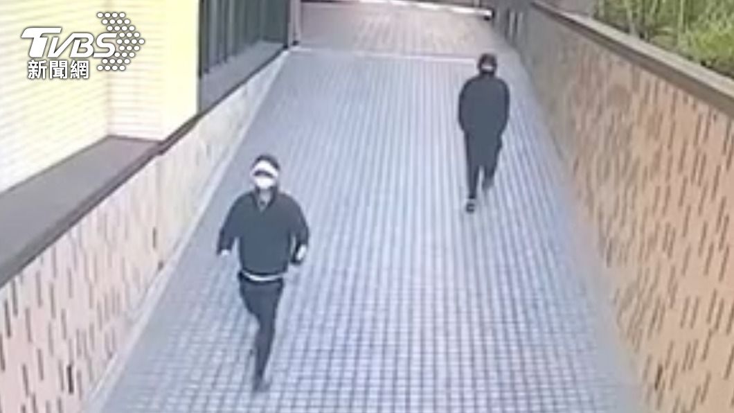 2名犯嫌走進萬海公司的地下室停車場。（圖／TVBS）