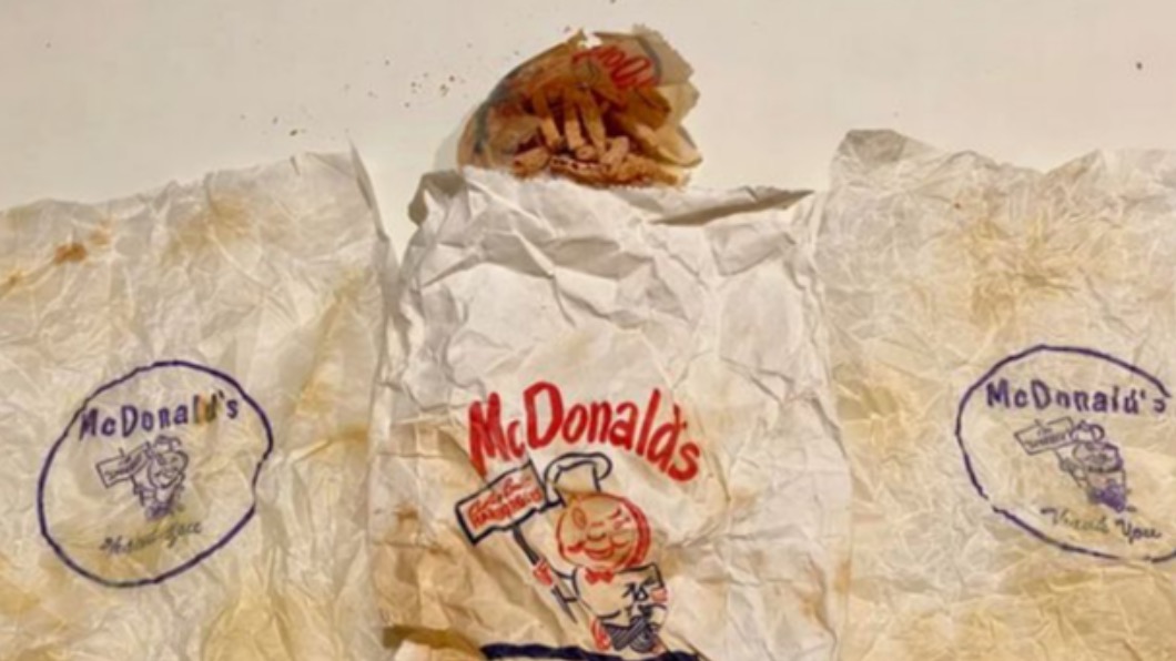 美國男子在家中發現陳放60年的麥當勞薯條。（圖／翻攝自Reddit）