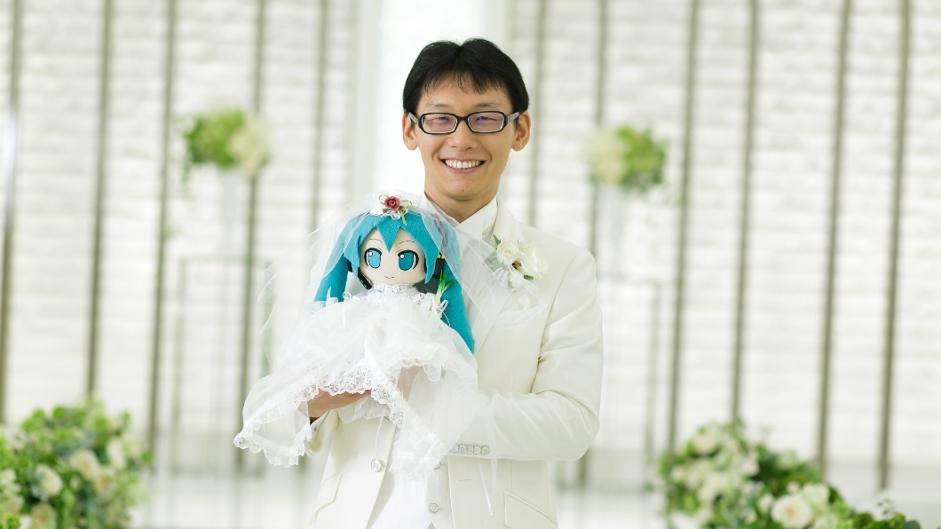 近藤顯彥與虛擬歌手初音未來結婚。（圖／翻攝自近藤 顕彦【 ⋈ 】ミクさん大好き Twitter）
