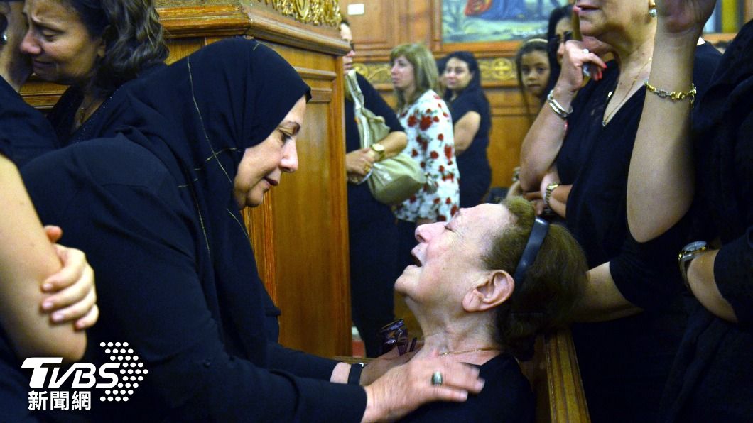 2016年埃及空難發生後家屬哭斷腸。（圖／達志影像歐新社）