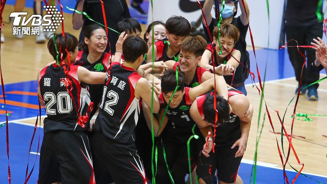 WSBL本季由國泰女籃奪后，圖為國泰女籃2020年冠軍戰勝利後開心慶祝。（圖／中央社）